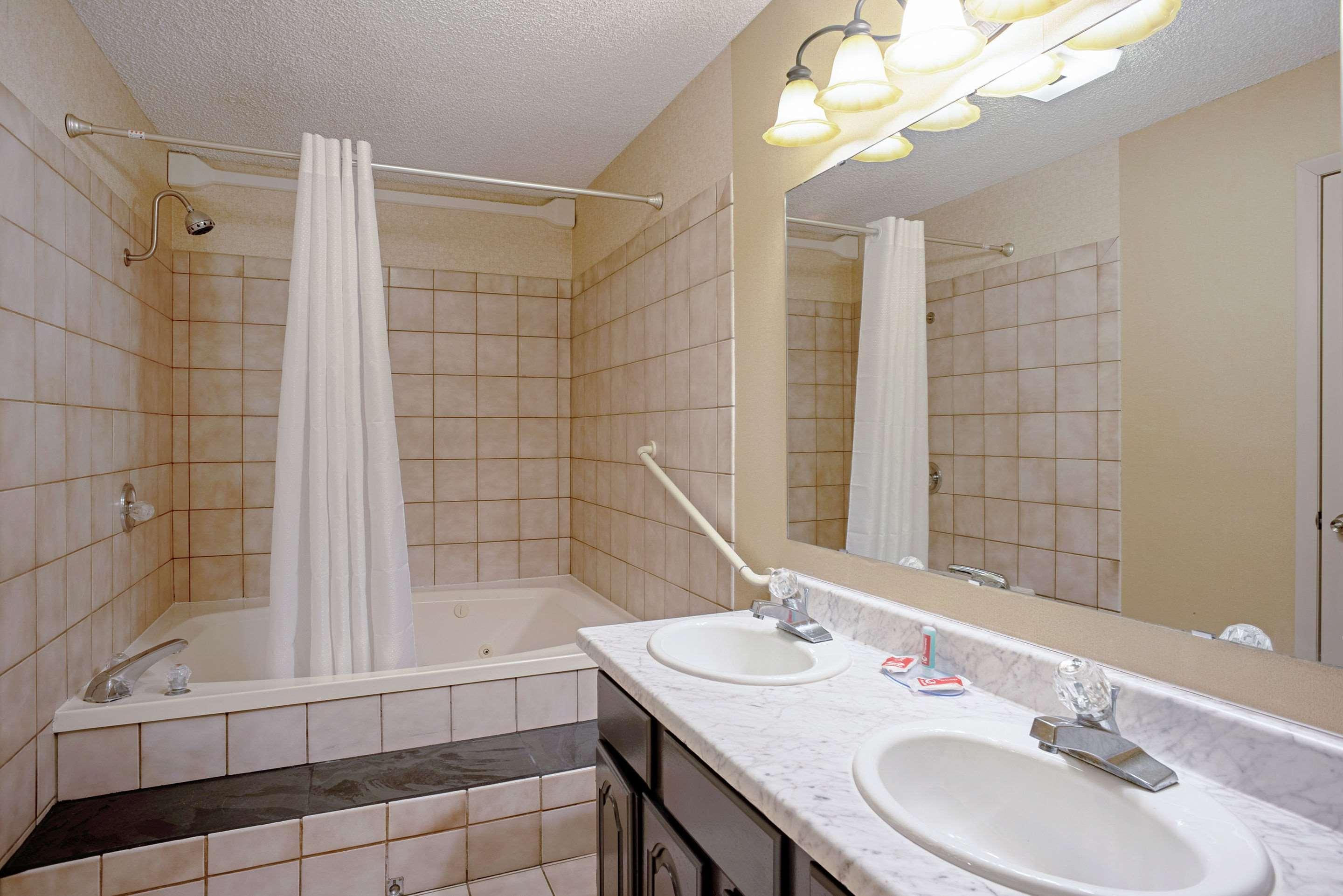 Quality Inn Frontier At Us Hwy 30 Clinton Extérieur photo