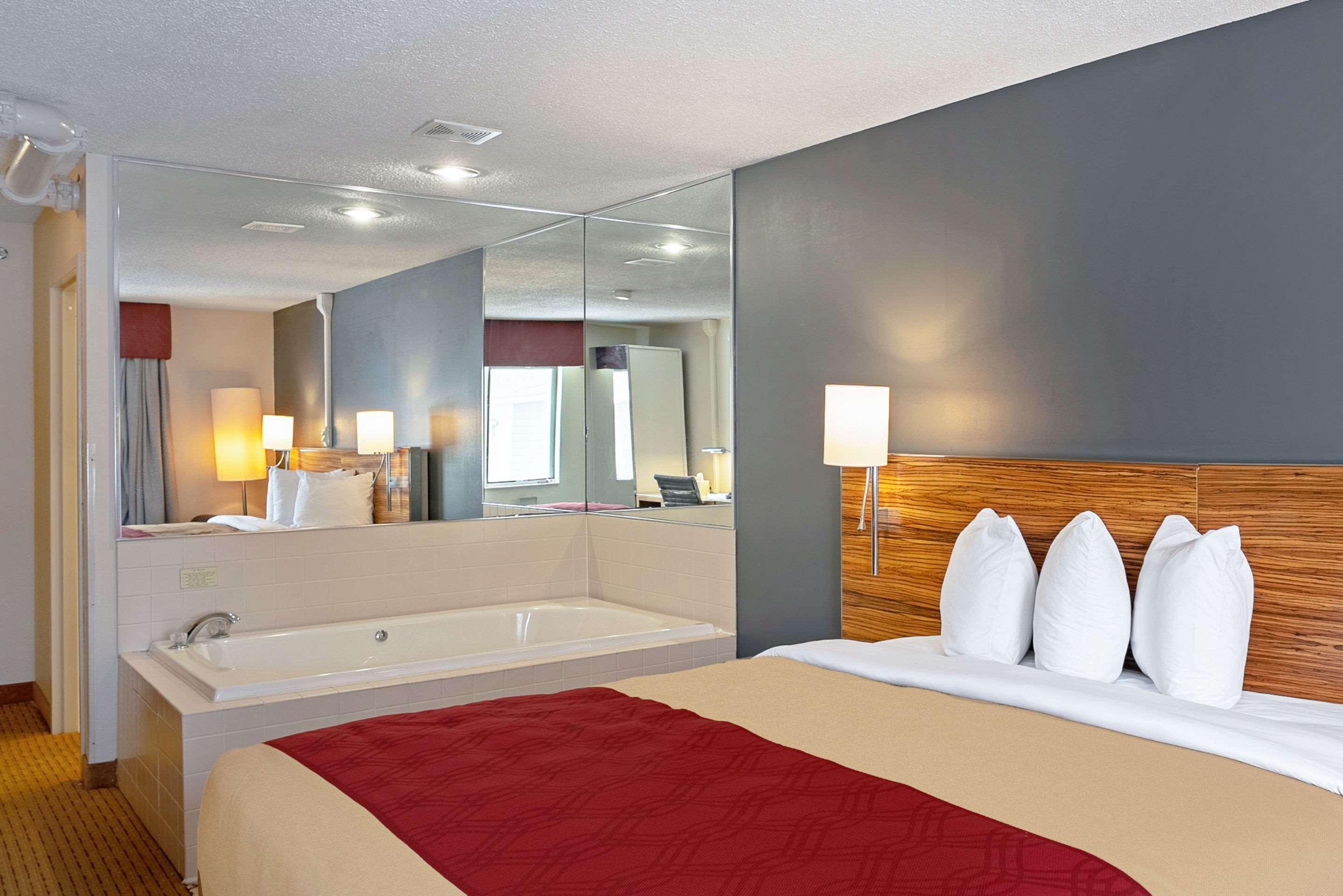 Quality Inn Frontier At Us Hwy 30 Clinton Extérieur photo