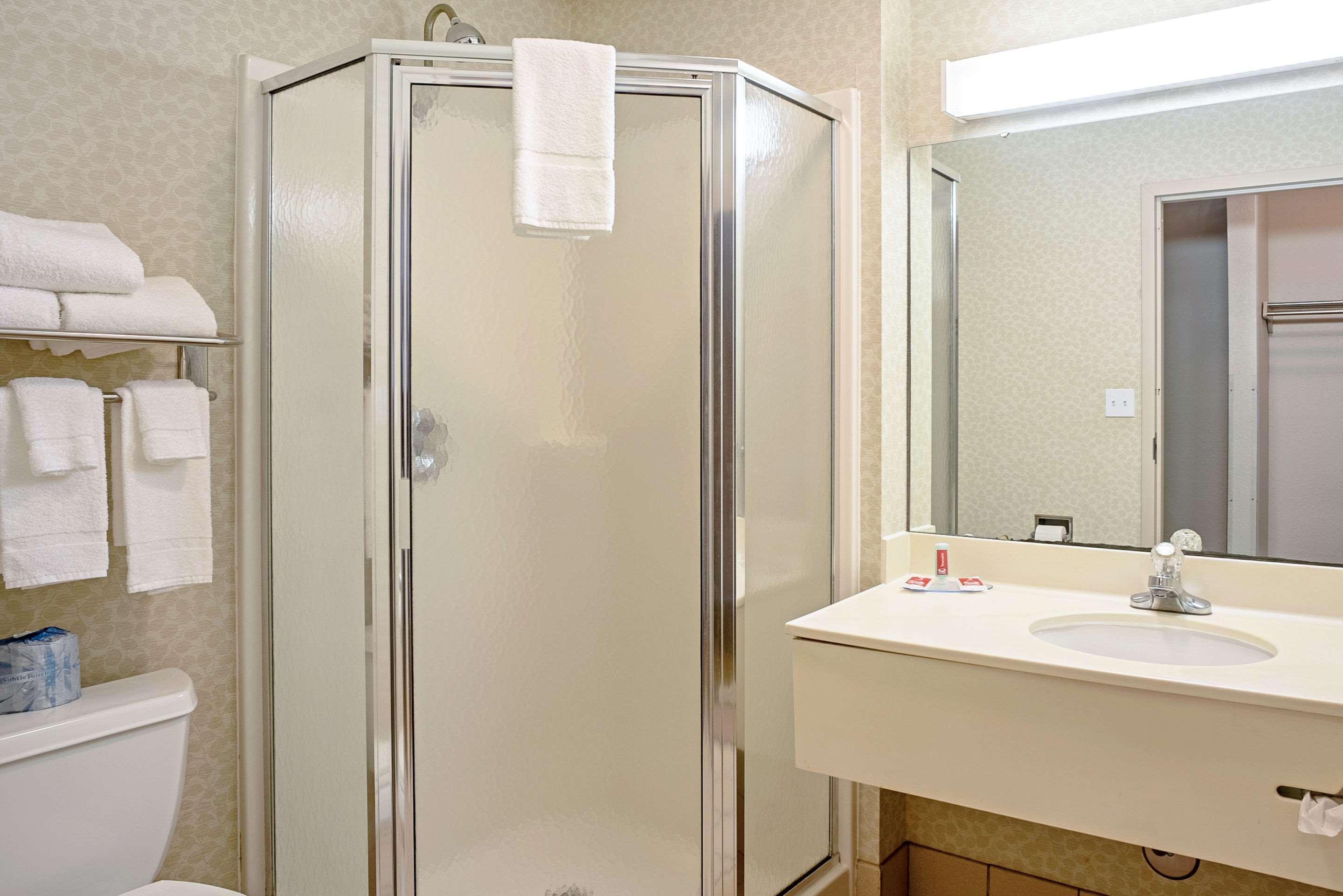 Quality Inn Frontier At Us Hwy 30 Clinton Extérieur photo