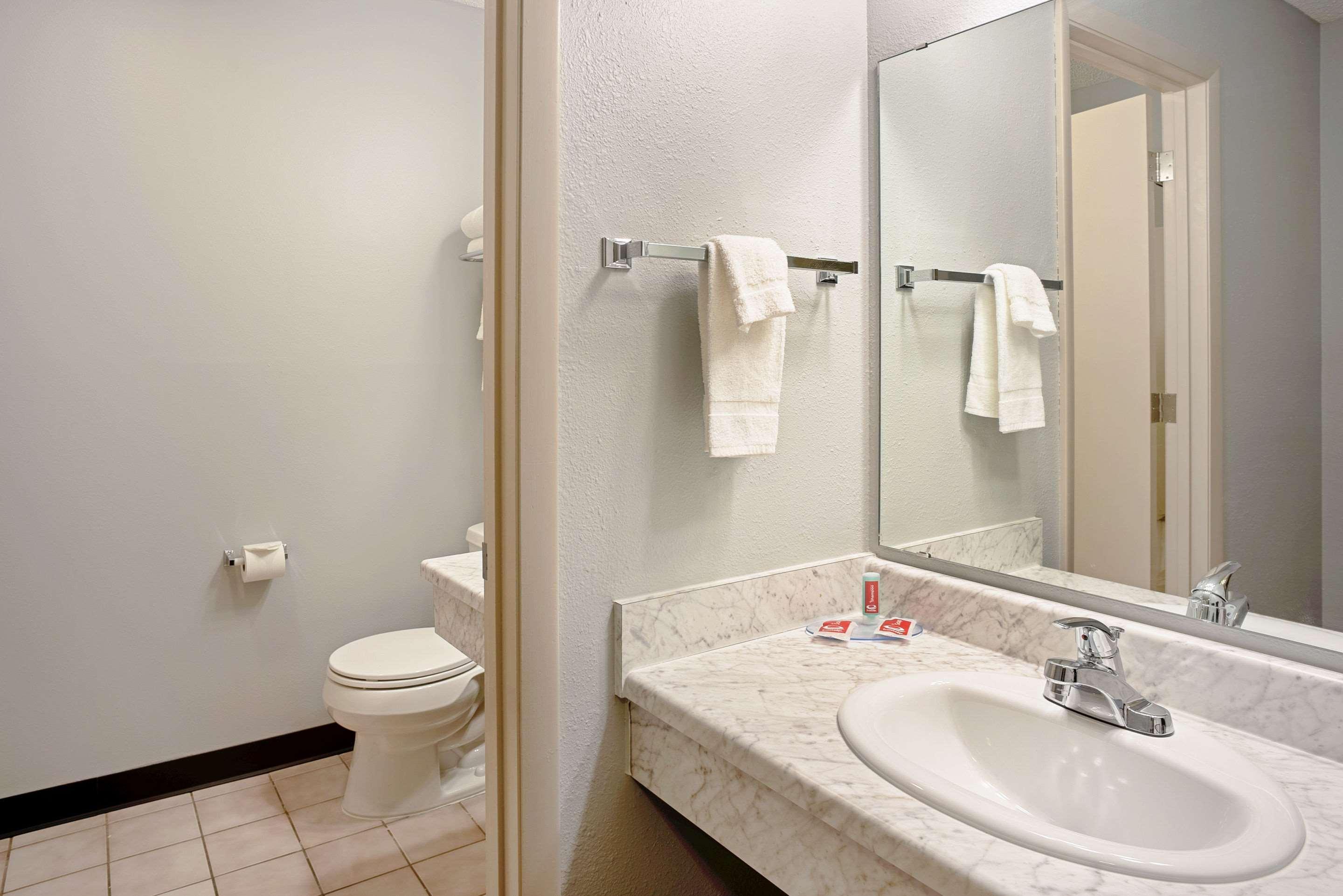 Quality Inn Frontier At Us Hwy 30 Clinton Extérieur photo