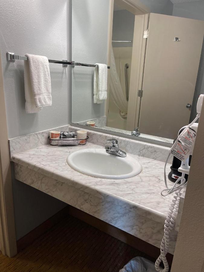 Quality Inn Frontier At Us Hwy 30 Clinton Extérieur photo